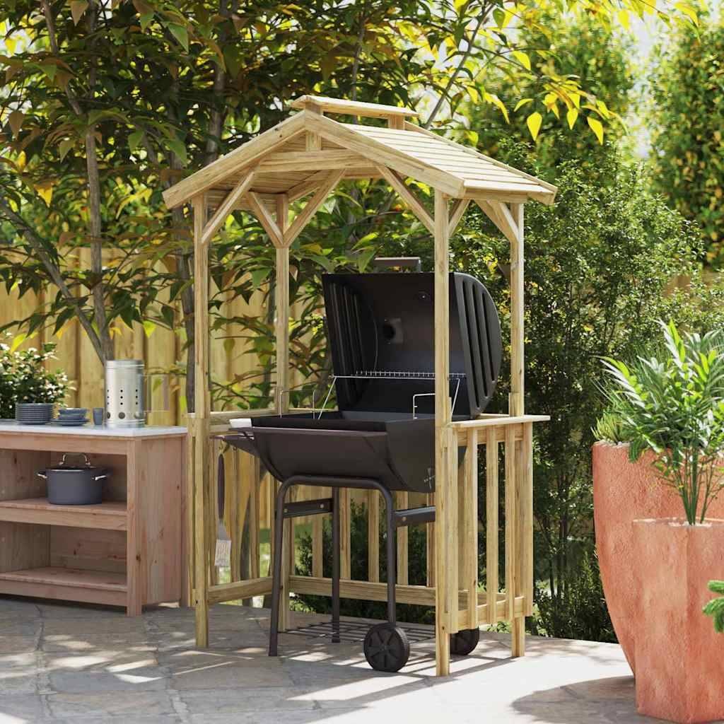 Ein hölzerner Pavillon mit einem Grill im Inneren, umgeben von üppiger Vegetation. Eine seitliche Bank trägt Töpfe und Werkzeuge und deutet auf eine Gartengrillsituation hin.