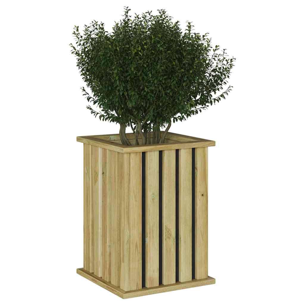 Eine Holzpflanzbox mit vertikalen Lamellen, die einen üppigen grünen Strauch enthält, vor einem schlichten, weißen Hintergrund.