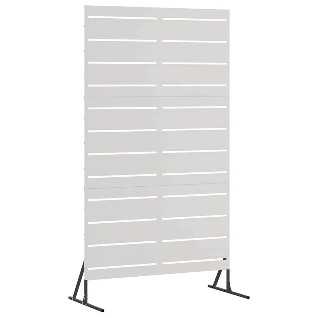 Ein freistehendes, weißes Lamellenpaneel mit Metallstützen, das als Raumteiler oder Präsentationsfläche in Büro- oder Einzelhandelsumgebungen verwendet wird.