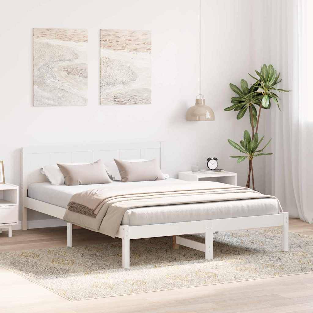 Ein minimalistisches Schlafzimmer mit einem weißen Bett, beigefarbener Bettwäsche, zwei beigen Kissen und zwei abstrakten Gemälden an der Wand. Eine Lampe und eine Pflanze schmücken den Raum.