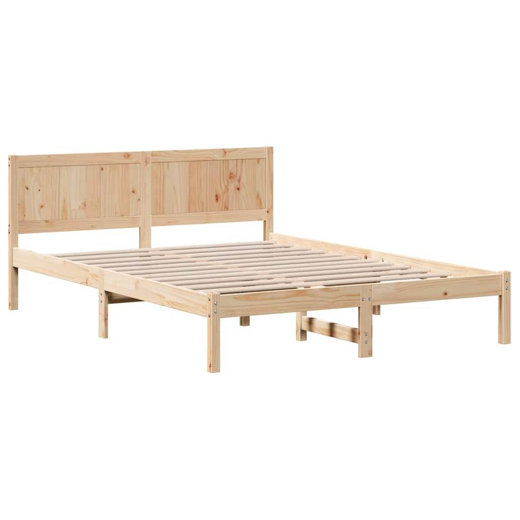Ein Holzbettgestell mit Kopfteil und Lattenrost wird gezeigt. Das helle Holz hat eine natürliche Oberfläche, die die Maserung hervorhebt.
