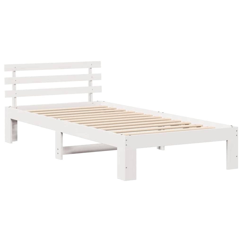 Weißer Holz-Plattformbettrahmen mit geschlitztem Kopfteil, ohne Matratze, von einem Winkel aus betrachtet, sodass sowohl die Seite als auch die Front sichtbar sind.
