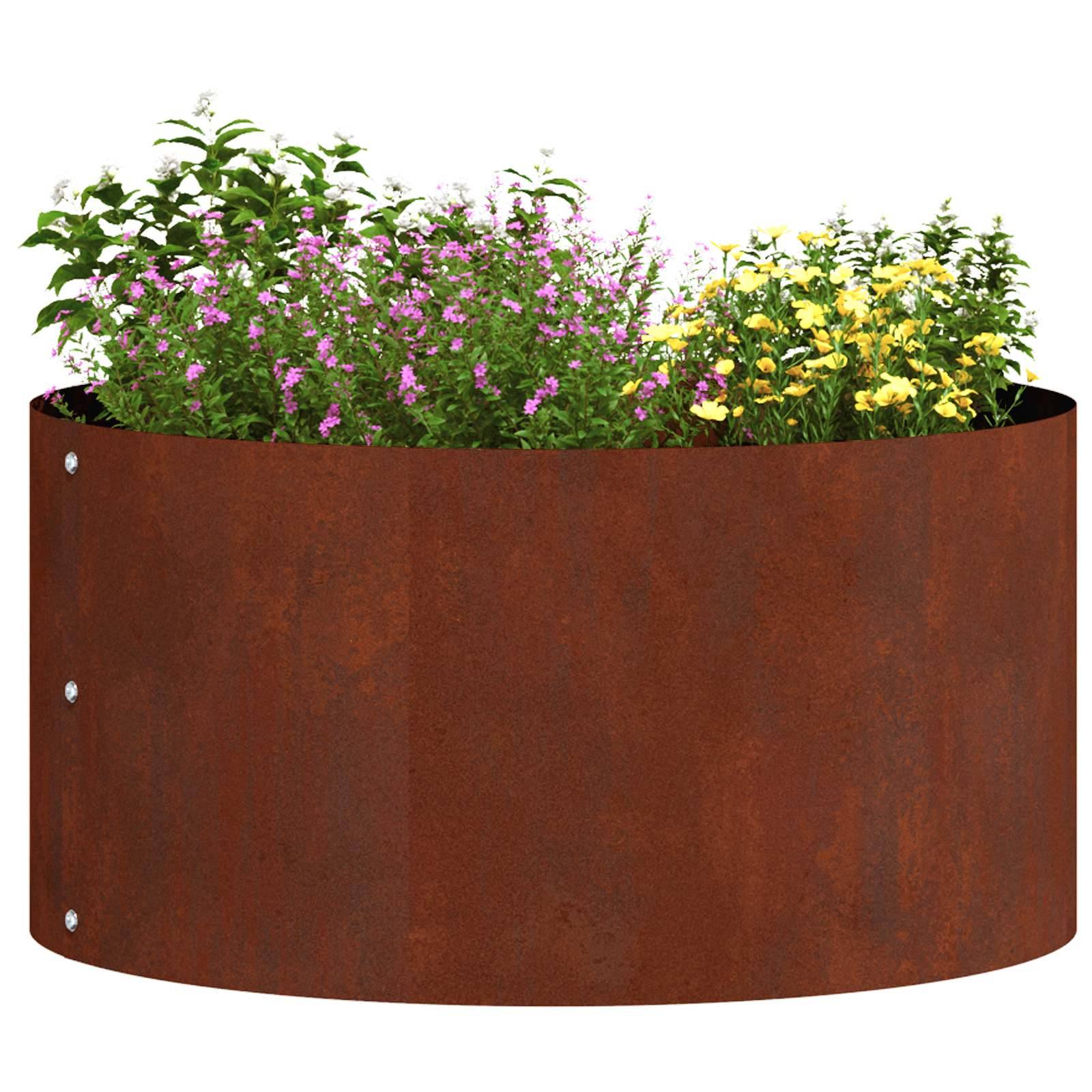 Ein rundes, verrostetes Metalplanzgefäß, gefüllt mit üppig grünen Pflanzen und blühenden rosa und gelben Blumen.