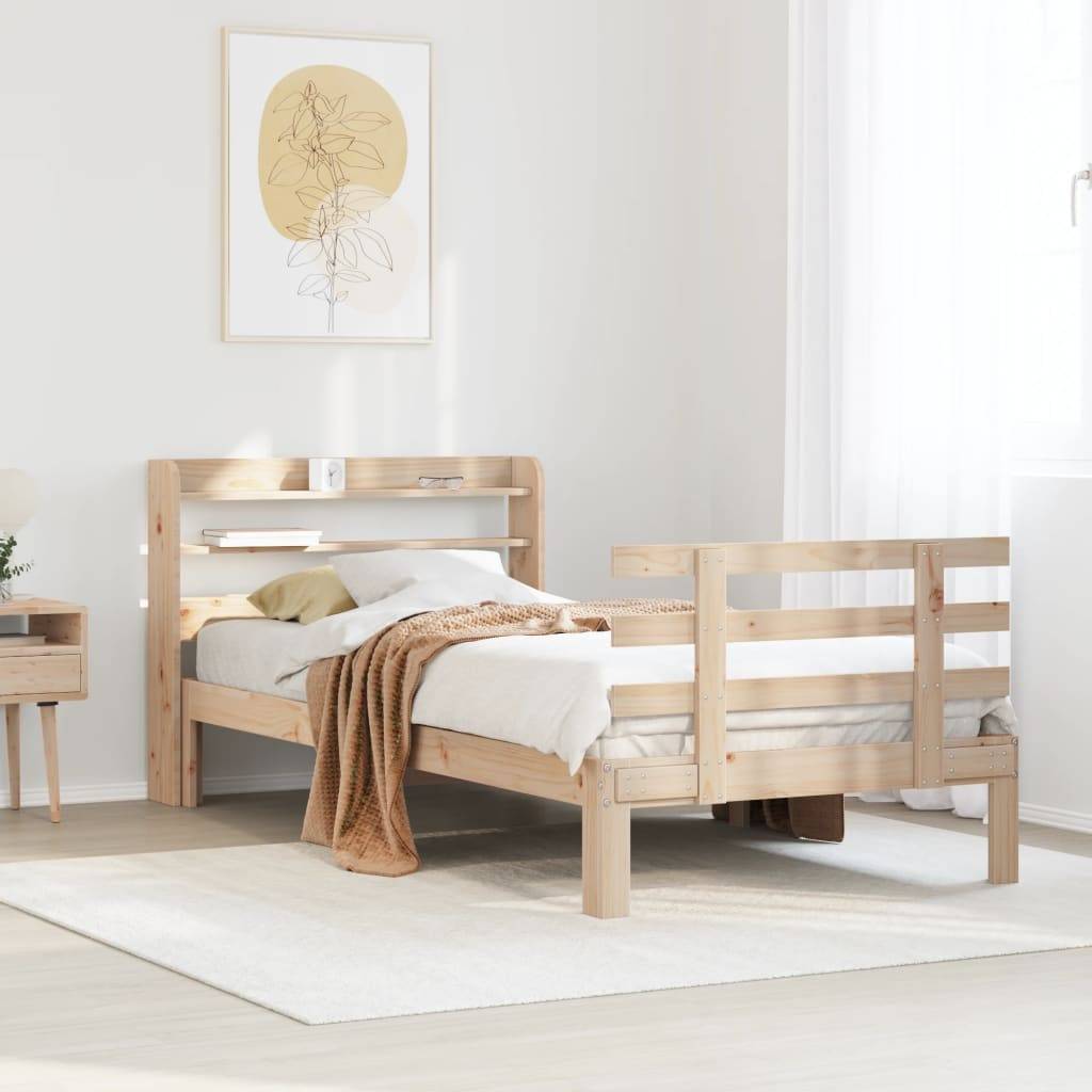 Ein gemütliches, lichtdurchflutetes Schlafzimmer mit einem Holz-Kinderbett für Kleinkinder, beigefarbener Bettwäsche, einem kleinen Nachttisch und minimalistischer botanischer Wandkunst.