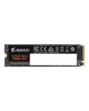 Aorus M.2 SSD-Speichermodul auf weißem Hintergrund dargestellt, mit sichtbaren Branding- und Zertifizierungssymbolen auf der Leiterplatte.