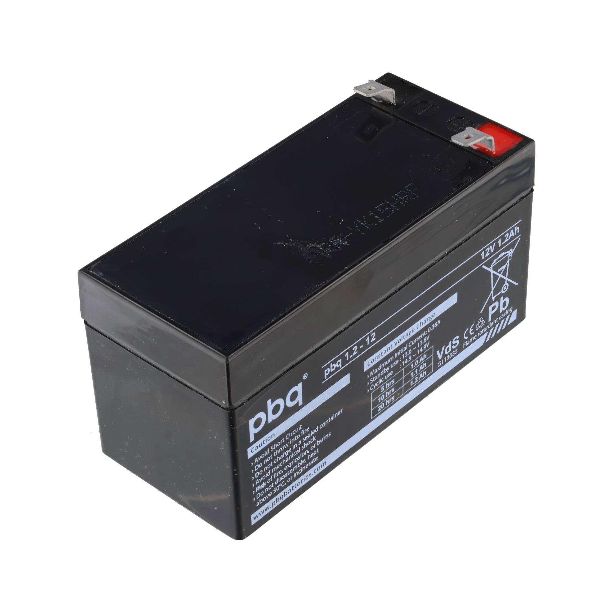 Schwarze wiederaufladbare Bleisäurebatterie mit Metallklemmen und gedruckten Etiketten auf weißem Hintergrund.