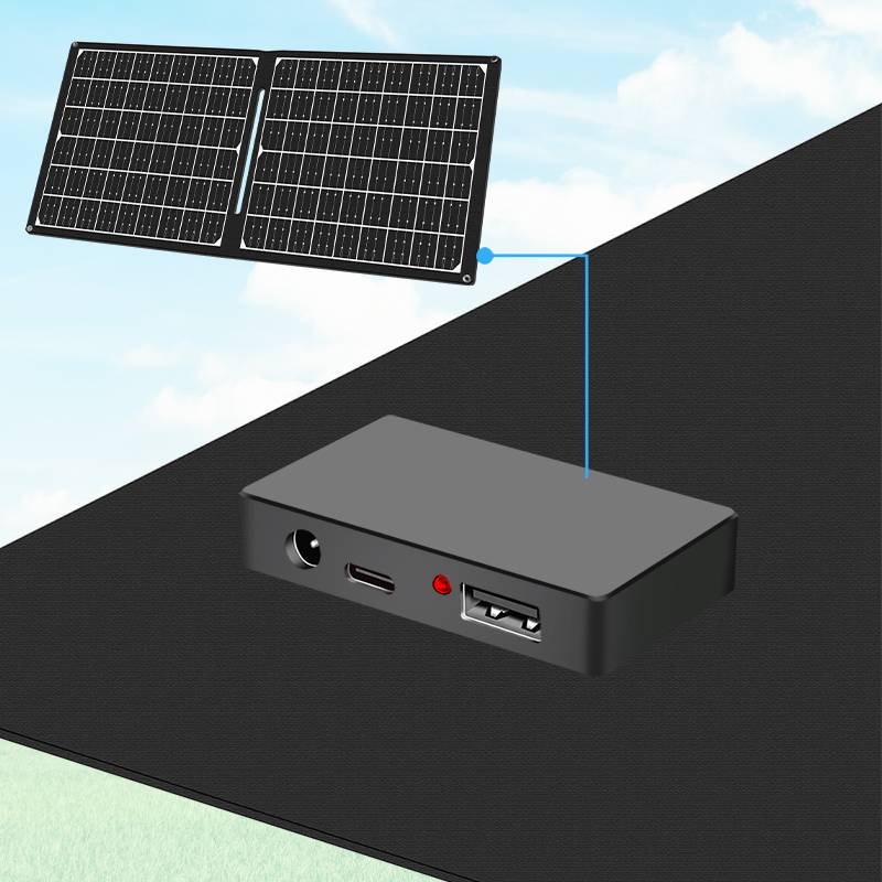 Ein Solarpanel lädt eine Powerbank über ein Verbindungskabel.