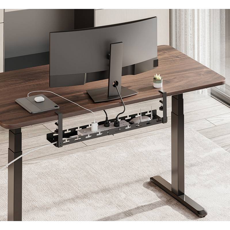 Ein moderner, höhenverstellbarer Schreibtisch mit einem großen Monitor und minimalistischem Setup, der eine kleine Pflanze enthält, in einem gut beleuchteten Büroraum.