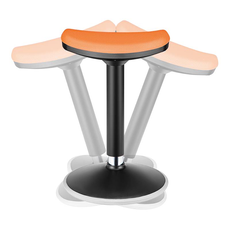 Orangefarbener verstellbarer Hocker mit einem schwarzen Sockelgestell, der eine Schwenkbewegung nach beiden Seiten demonstriert.