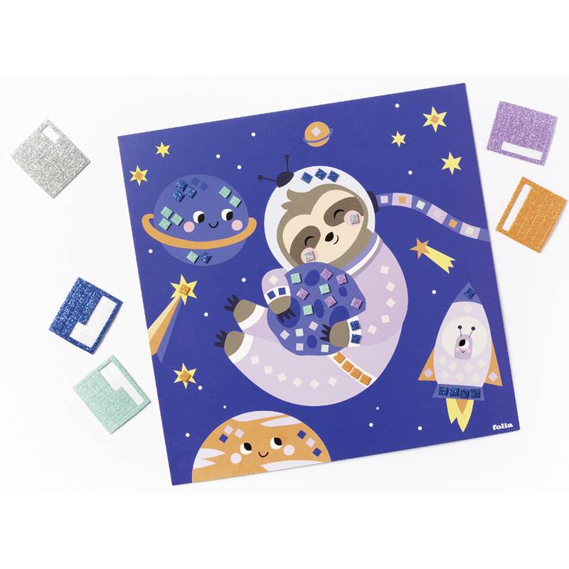 Illustration eines Faultiers in einem Astronautenanzug, das einen Mond hält, umgeben von Sternen und Planeten, mit einem Eisbären in einer Rakete.