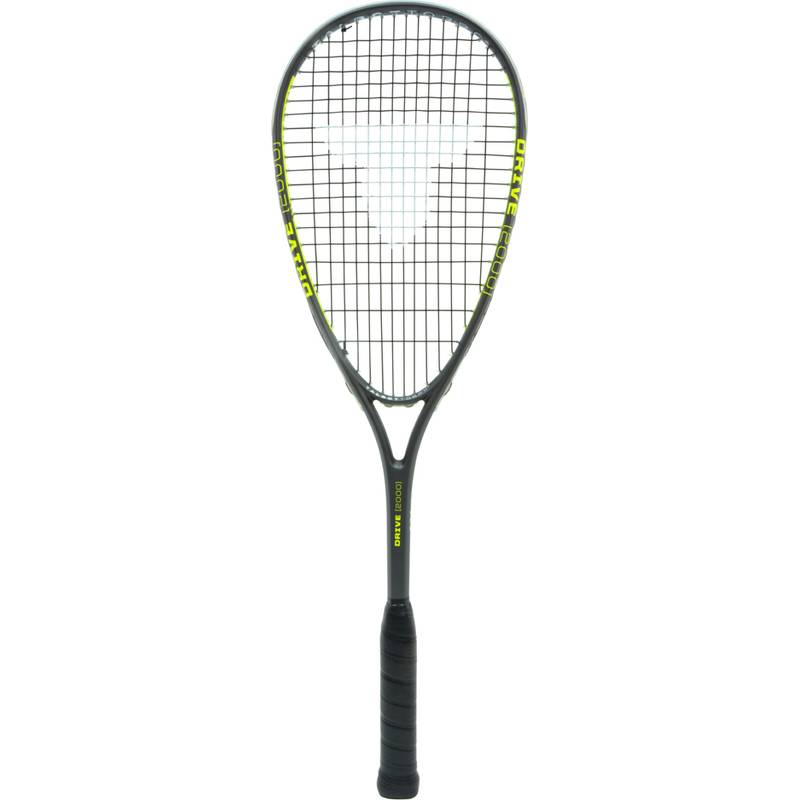 Ein Squash-Schläger mit schwarzem Rahmen und Saiten, mit gelber Markierung an den Seiten, vor einem schlichten weißen Hintergrund.