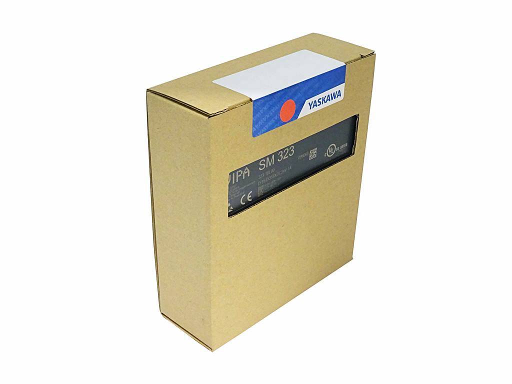 Pappkarton-Produktverpackung mit der Aufschrift „Yaskawa“ und „SM323“ auf weißem Hintergrund.