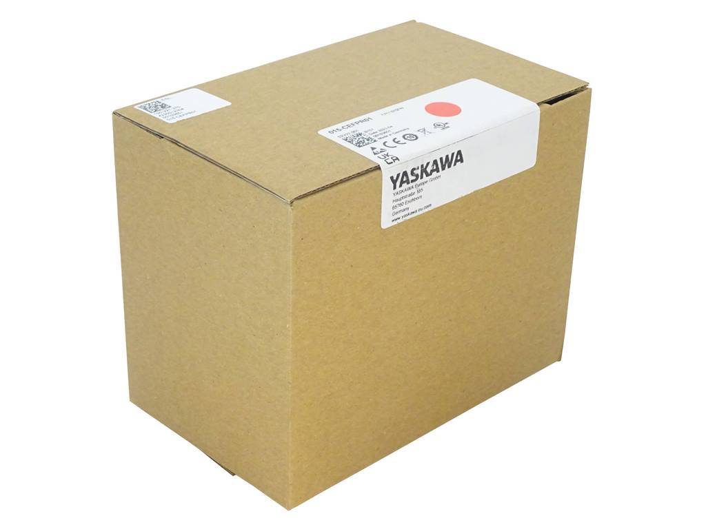 Einfacher Versandkarton aus Pappe mit einem YASKAWA-Produktetikett oben, geschlossen vor weißem Hintergrund dargestellt.