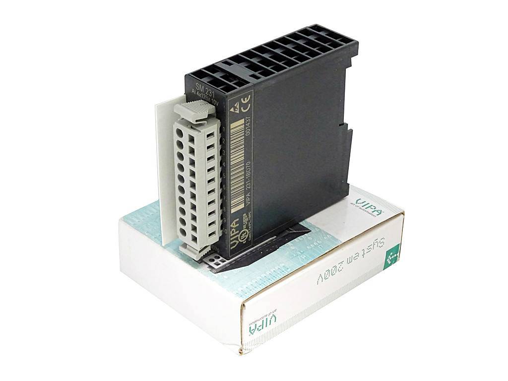Schwarzes industrielles Elektronikmodul mit Klemmenleiste, das auf einer weißen Produktverpackung liegt.