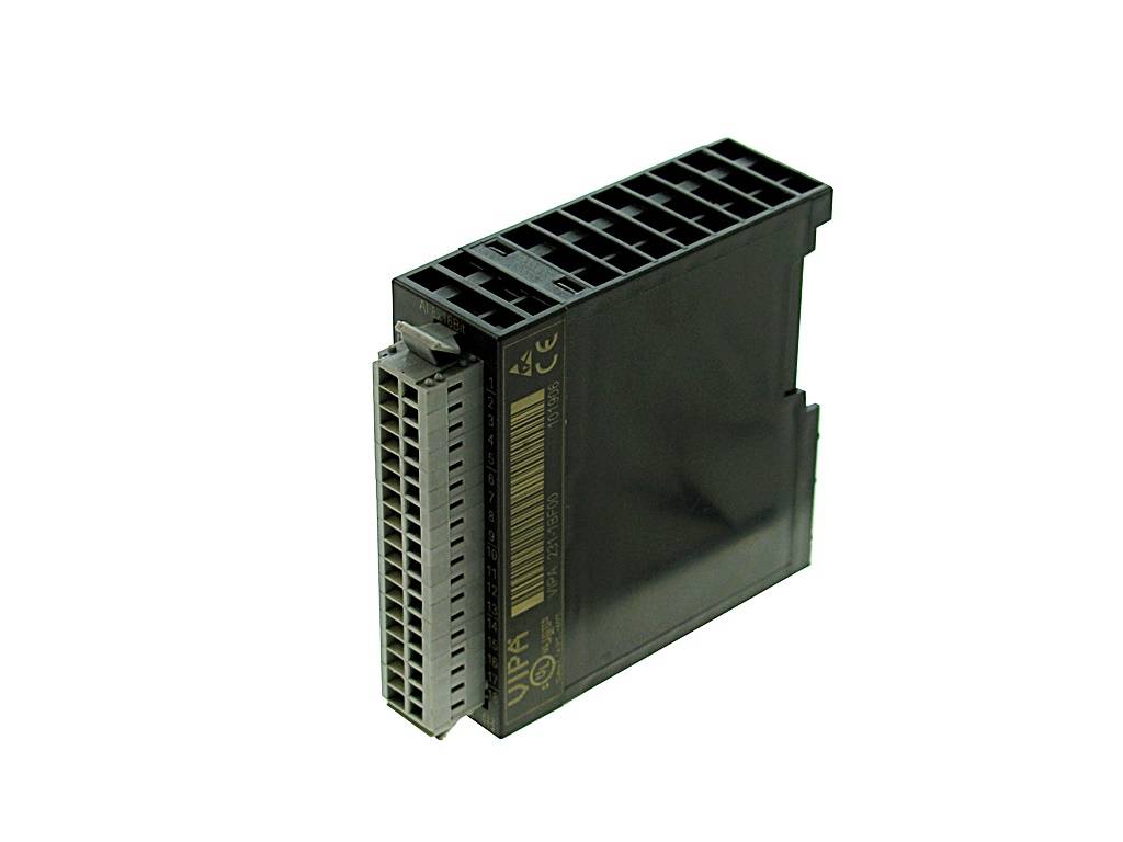 Schwarzes industrielles Elektronikmodul mit einem grauen Mehrpin-Steckverbinder, freigestellt auf weißem Hintergrund.