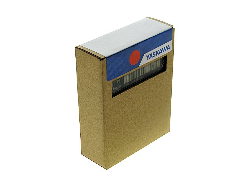Ein Karton mit einem elektronischen Bauteil von Yaskawa, auf dessen Vorderseite das Markenlogo zu sehen ist.