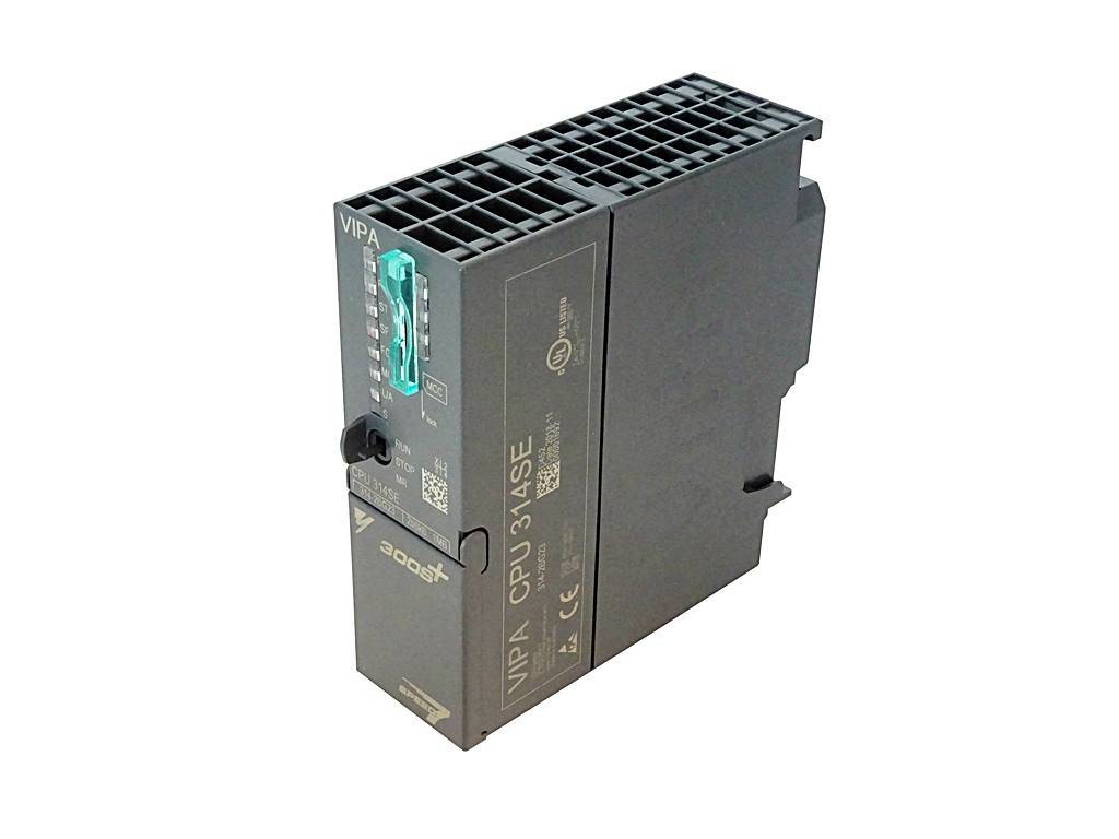 Graues Industrie-CPU-Modul mit belüftetem Oberteil und grüner Statusanzeige, beschriftet mit „VIPA“ und „CPU 314S“, auf weißem Hintergrund dargestellt.