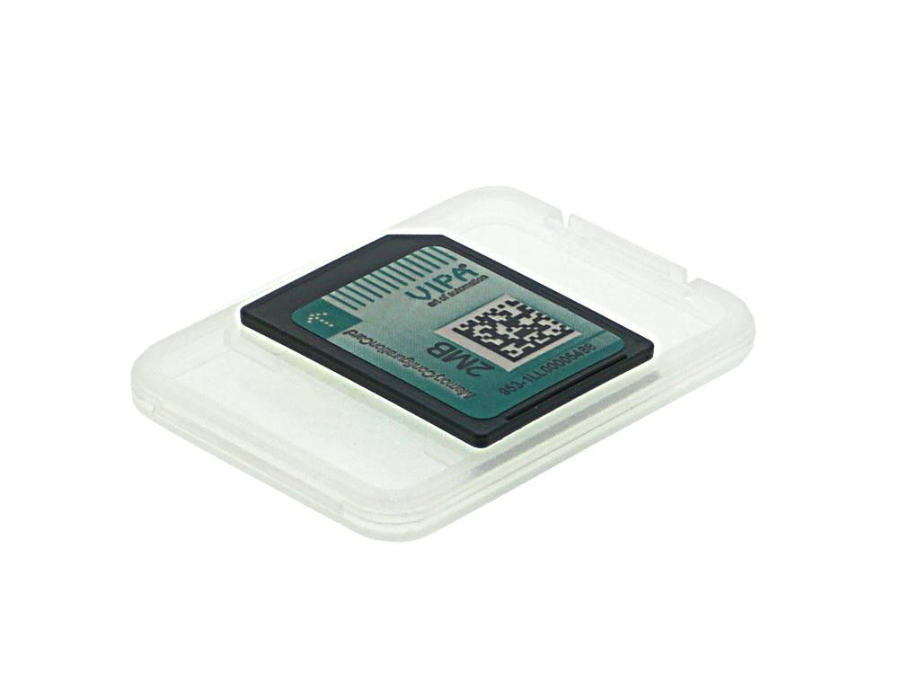 Kunststoff-Blisterverpackung mit einer türkisfarbenen Speicherkarte, auf der ein QR-Code und das Markenlogo „JVC“ zu sehen sind, auf weißem Hintergrund.