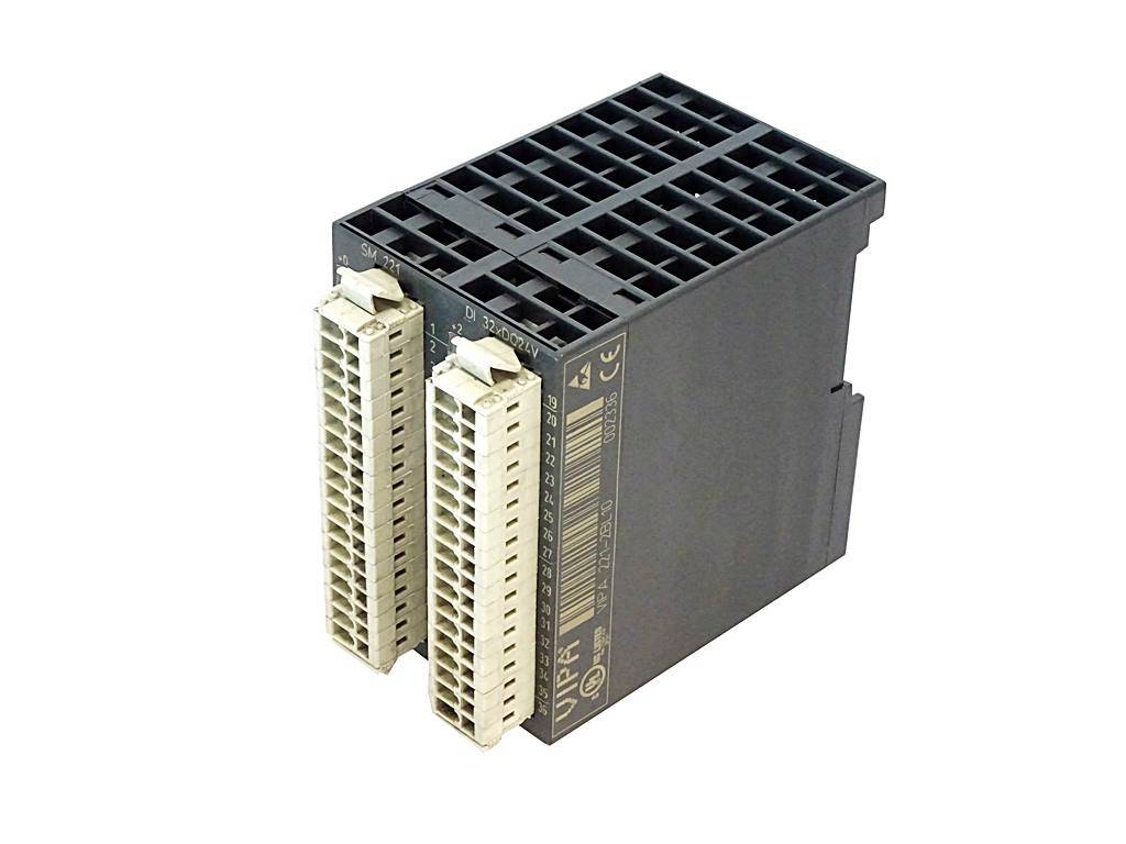 Industrielles SPS-E/A-Modul mit zwei beigen Steckklemmenblöcken auf einem schwarzen Gehäuse, vor weißem Hintergrund dargestellt.
