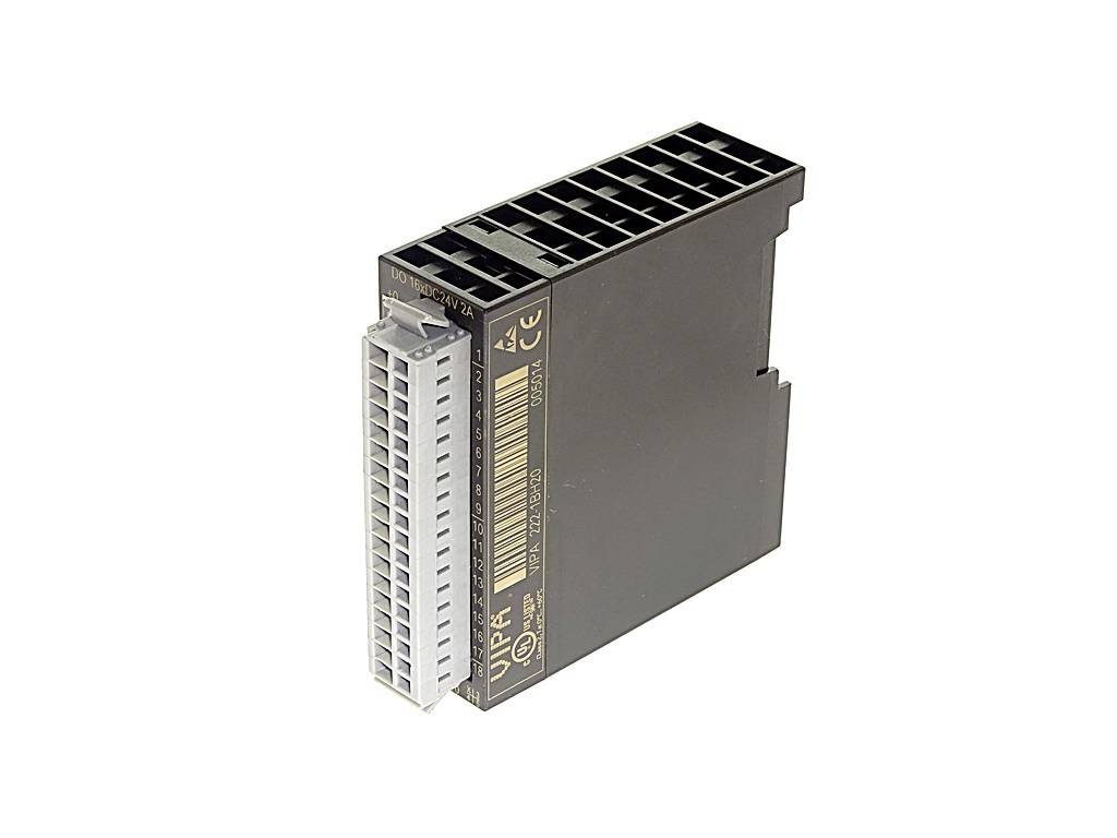 Schwarzes industrielles Elektronikmodul mit einem weißen Steckverbinder, isoliert auf weißem Hintergrund dargestellt.