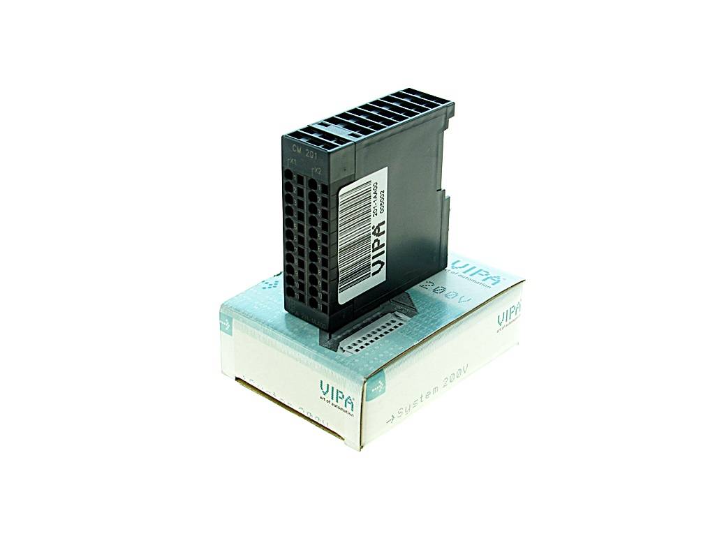 Schwarzes industrielles Elektronikmodul, das auf einer markenbedruckten weiß-blauen Verpackung steht, vor einem schlichten Hintergrund.
