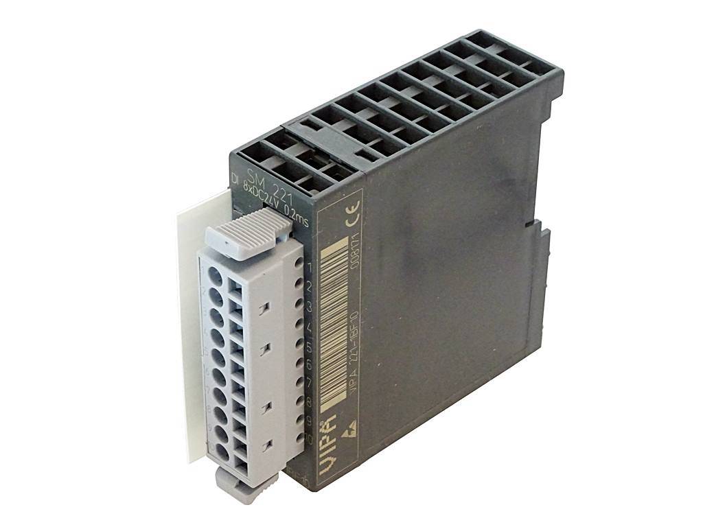 Industrielles Elektronikmodul mit einem grauen Klemmenblock und einem schwarzen Gehäuse mit Lüftungsschlitzen, freigestellt auf weißem Hintergrund.