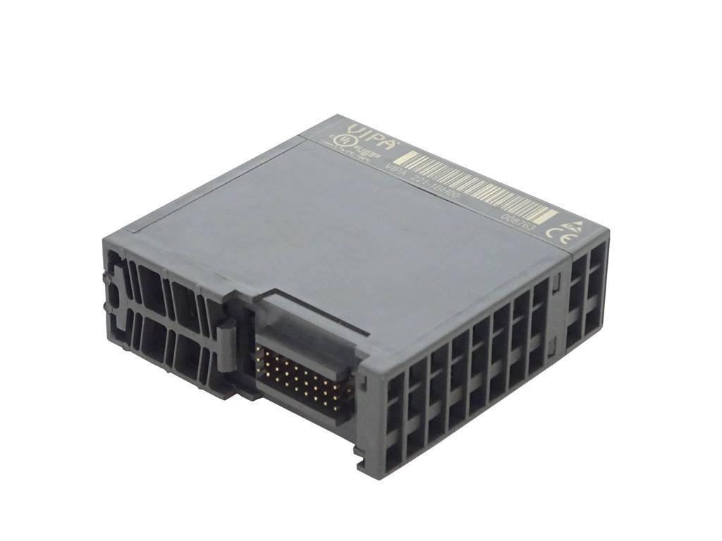 Graues elektronisches Modul mit mehrpoligem Steckverbinder und belüfteten Seitenteilen, dargestellt auf einem schlichten Hintergrund.