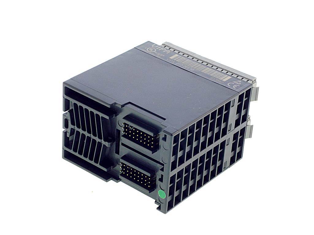 Schwarzer elektronischer Modulsteckverbinderblock mit mehreren Stiftbuchsen und Lüftungsgitter, auf weißem Hintergrund dargestellt.