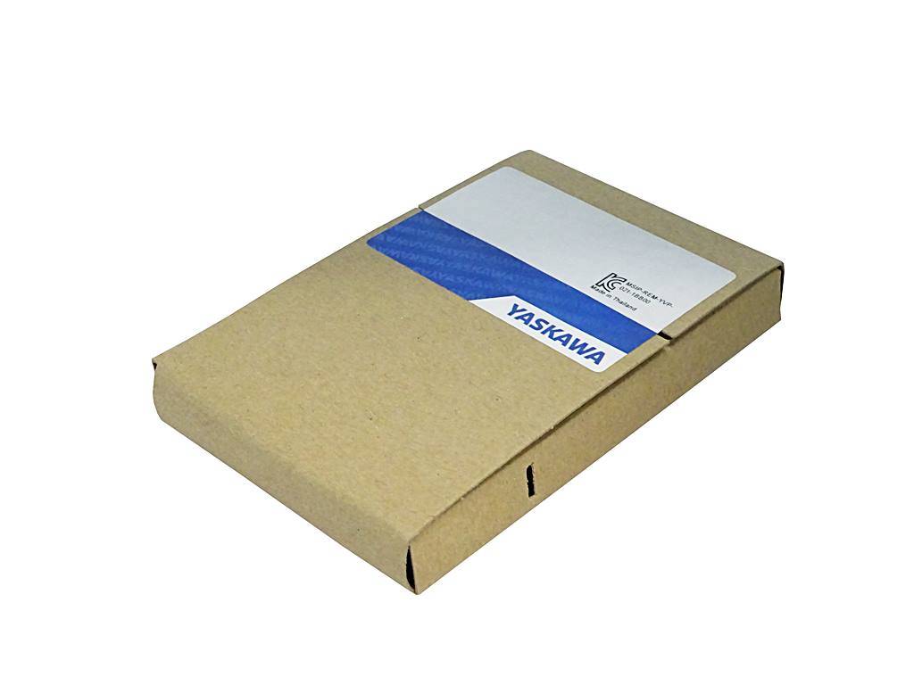 Geschlossene braune Kartonschachtel mit einem blau-weißen „YASKAWA“-Etikett oben, auf weißem Hintergrund dargestellt.