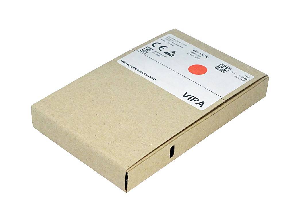 Ein brauner Versandkarton aus Pappe mit weißem Produktetikett und Barcode, geschlossen vor einem schlichten weißen Hintergrund dargestellt.