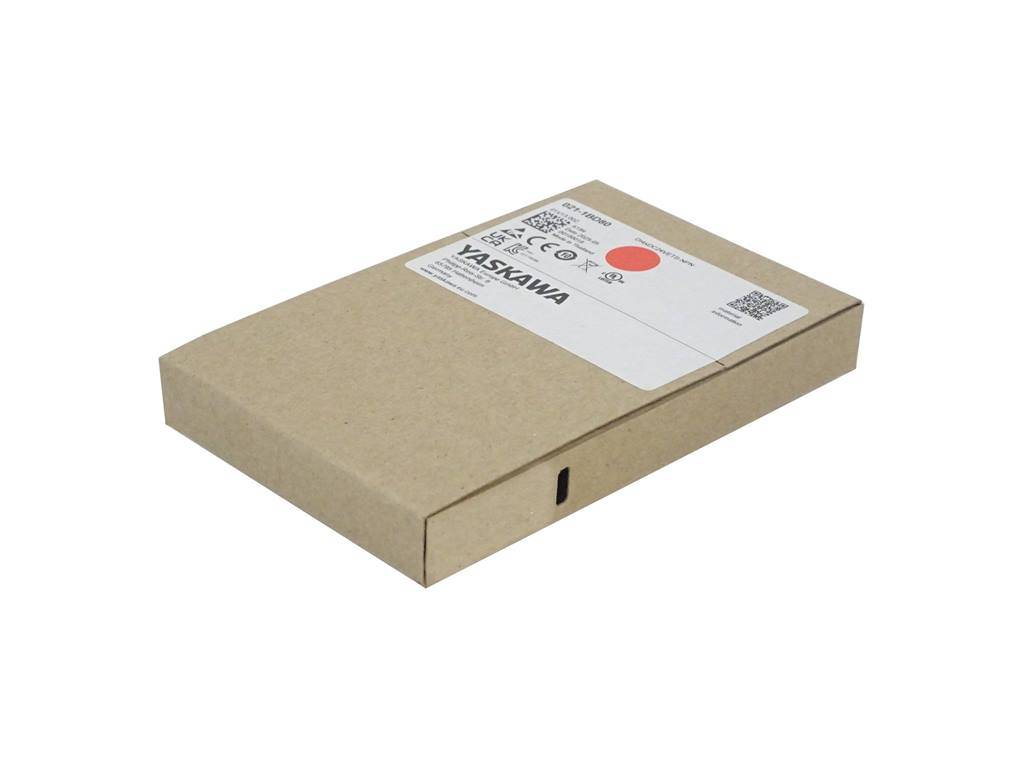 Beige Versandkarton mit YASKAWA-Produktetikett und Barcode, geschlossen auf weißem Hintergrund dargestellt.