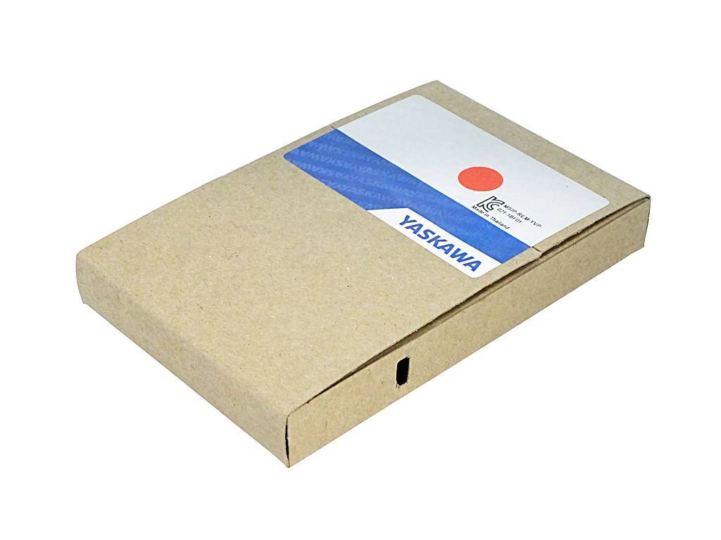 Ein brauner Versandkarton aus Pappe mit einem weiß-blauen YASKAWA-Etikett oben darauf.