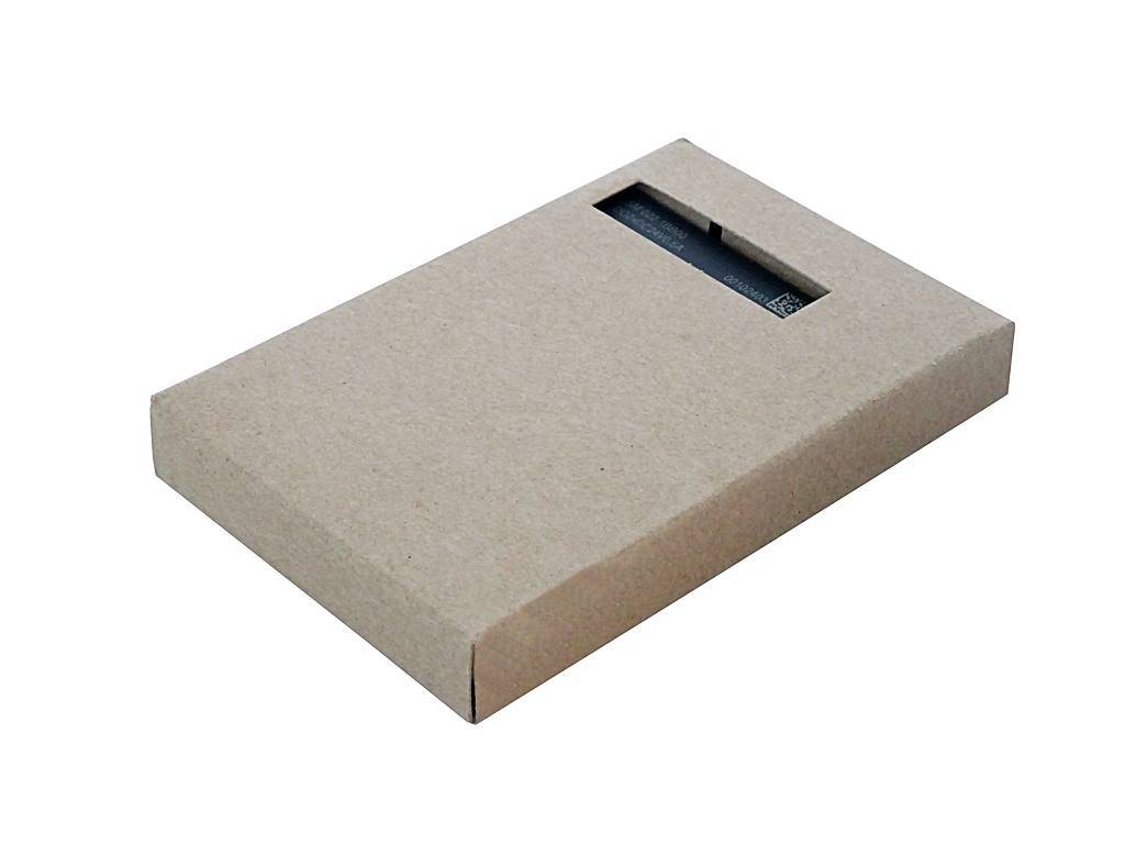 Beige Präsentationsbox aus Karton mit einem rechteckigen Fensterausschnitt nahe dem oberen Rand.