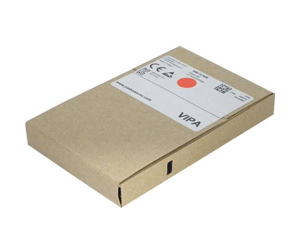 Brauner Versandkarton mit einem weißen Produktetikett und Barcode oben, geschlossen auf einem schlichten Hintergrund dargestellt.