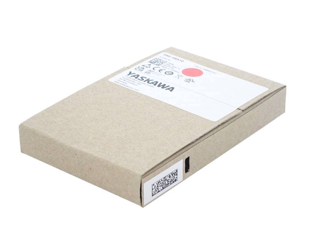 Braunes, rechteckiges Versandkarton mit einem Yaskawa-Etikett und Barcode auf der Oberseite und an der Seite.
