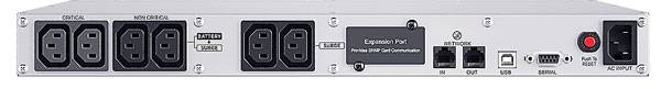 Rückseite eines Stromwechselrichters mit mehreren AC-Steckdosen, Ethernet-Anschlüssen, USB, serieller Schnittstelle, Zurücksetztungsknopf und AC-Eingabeschalter.