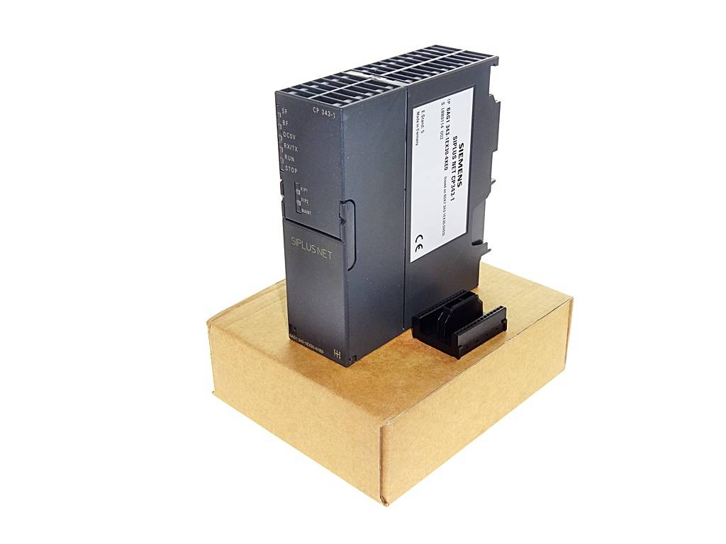 Industrielles Elektronikmodul auf einem Karton stehend, mit einem schwarzen Steckverbinder an der Seite