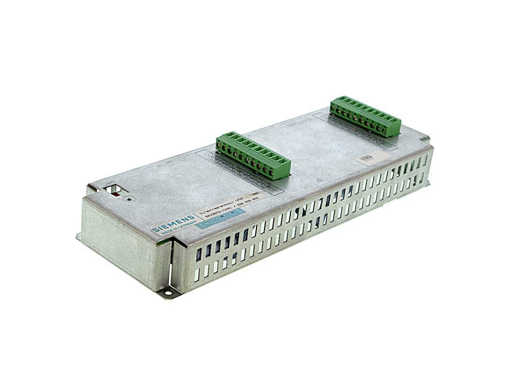 Ein industrielles elektronisches Steuermodul von Siemens in einem Metallgehäuse mit zwei grünen Klemmenblöcken, auf weißem Hintergrund dargestellt.