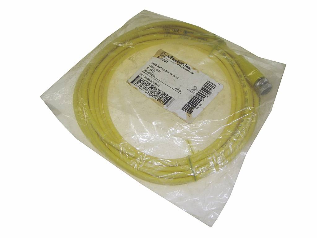 Gelbes, aufgerolltes Kabel in einem durchsichtigen Plastikbeutel mit Produktetikett und angebrachtem Stecker