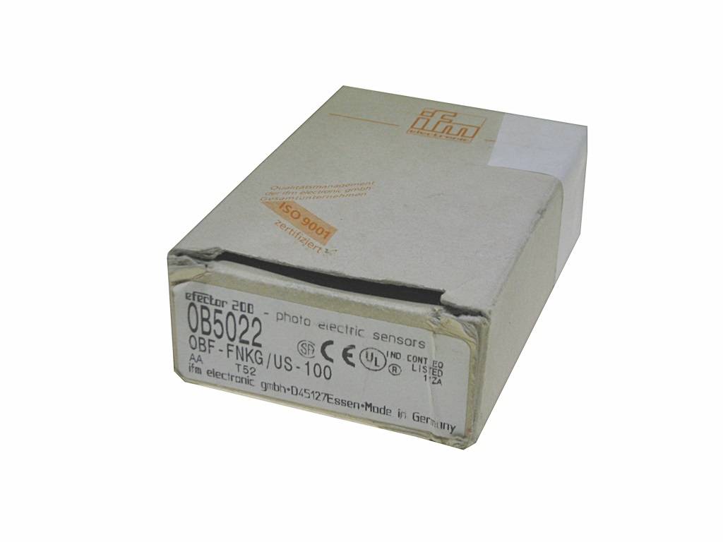 Ein verpacktes Industriesensor-Set mit der Kennzeichnung „OB5022“ und „photo electric sensors“, auf weißem Hintergrund dargestellt.