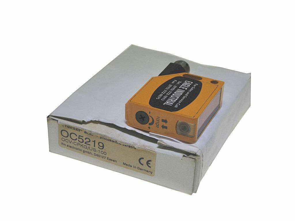 Kleines orangefarbenes elektronisches Sensormodul, das auf einer weißen Produktverpackung liegt, die mit „OC5219“ und „Made in Germany“ beschriftet ist.