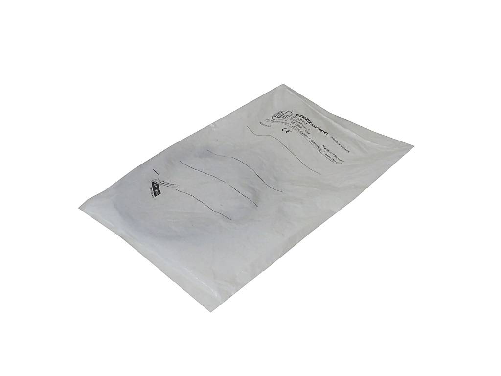 Ein weißer, steriler Papierbeutel oder ein Abdecktuch für medizinische Zwecke liegt diagonal auf einem schlichten Hintergrund, mit aufgedruckten Anweisungen und Siegelmarkierungen im oberen Bereich.