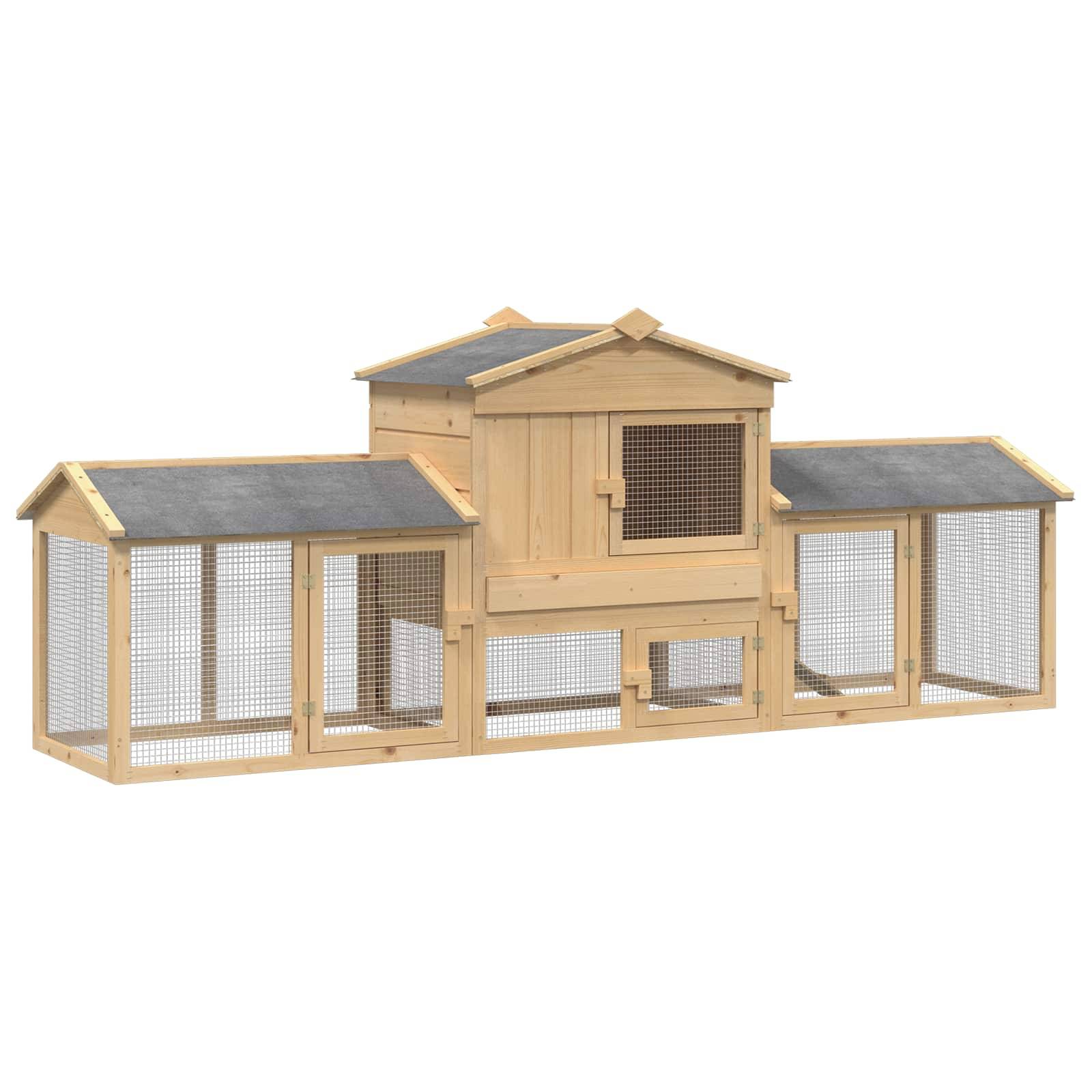 Ein großer Hühnerstall aus Holz mit zwei seitlichen Anbauten und Drahtgitterpaneelen. Zentraler erhöhter Bereich mit einem kleinen Fenster und einer Tür.