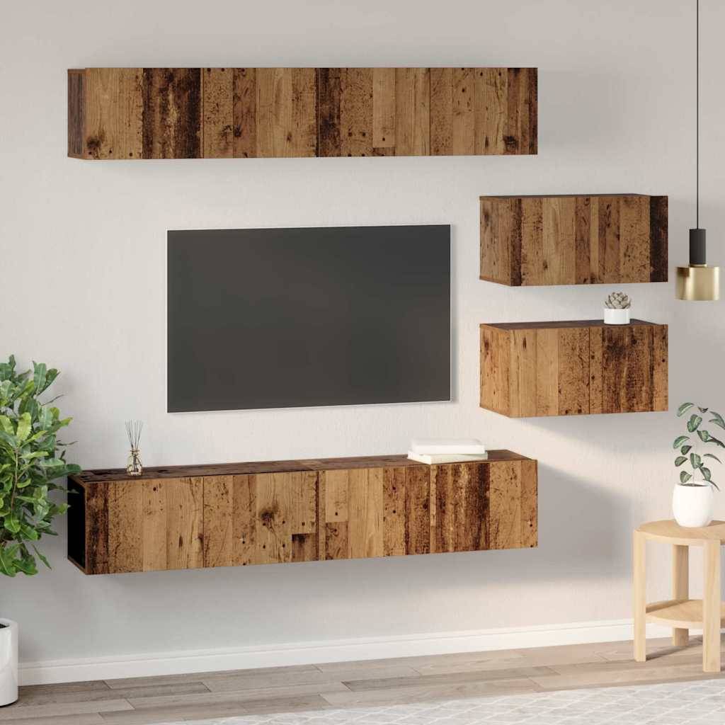 Holzregale und ein passender TV-Schrank sind an einer hellgefärbten Wand montiert, mit einem Fernseher in der Mitte. Eine Topfpflanze und ein kleines Dekorationsstück fügen Kontrast hinzu.