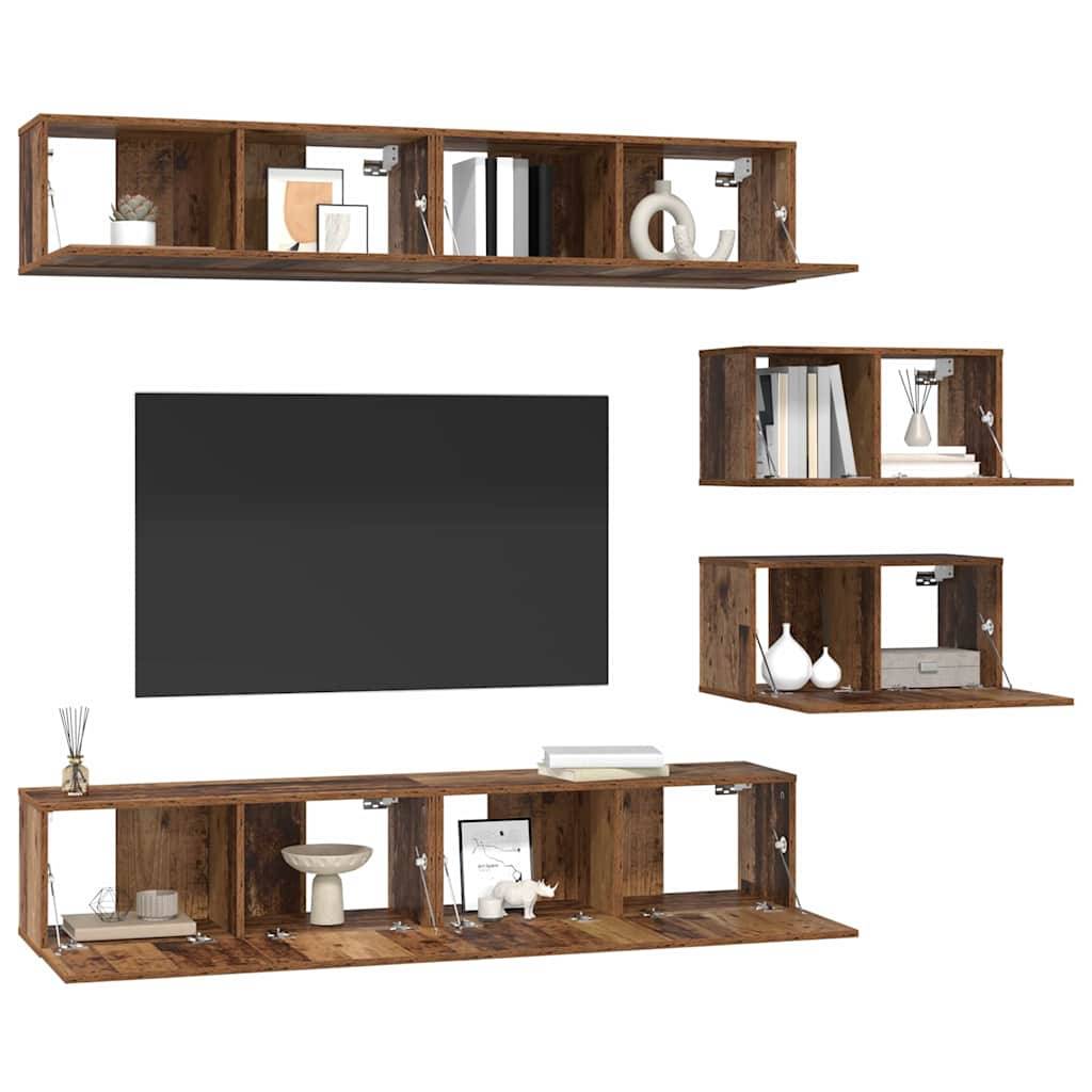 Eine moderne, wandmontierte Holzregalsystem mit verschiedenen Dekorationsartikeln, darunter Vasen und Bücher, die um einen großen Flachbildfernseher angeordnet sind.