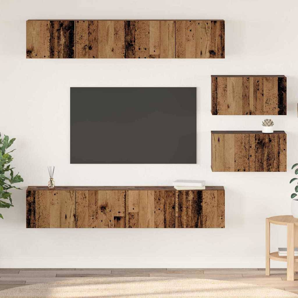 An Wand montierte Holzregale und ein Fernseher mit minimalistischer Dekoration, mit Pflanzen und einer Kerze, in einem modernen Wohnbereich angeordnet.