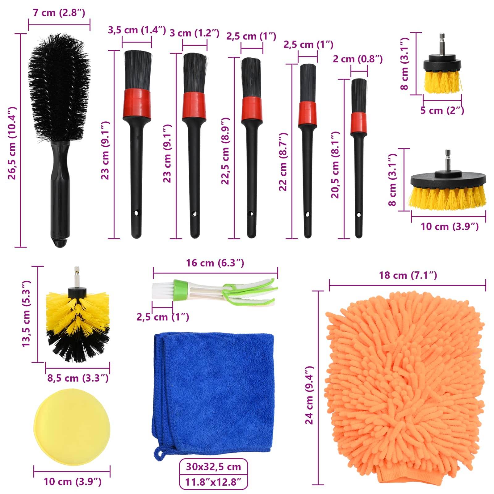Autowasch-Set mit neun Bürsten, Mikrofasertuch, Schaumpad, Waschhandschuh und Maßband. Die Bürsten variieren in der Länge von 7 cm bis 26,5 cm.