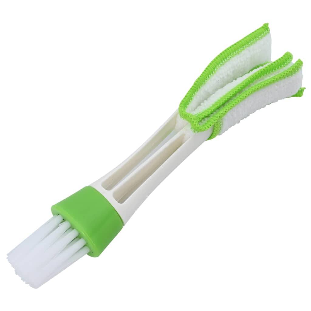 Ein zweiseitiges Reinigungswerkzeug mit einem grünen Griff; eine Seite verfügt über eine Bürste, die andere Seite ist mit Mikrofaserpads ausgestattet, entwickelt für die Haushaltsreinigung.