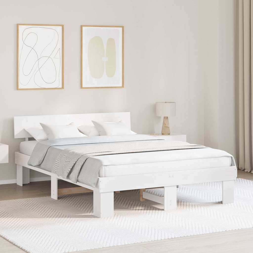 Ein minimalistisches Schlafzimmer mit einem weißen Bett, zwei abstrakten gerahmten Kunstwerken an der Wand, einer beigen Lampe und einem helltonigen Teppich, der eine ruhige Atmosphäre schafft.