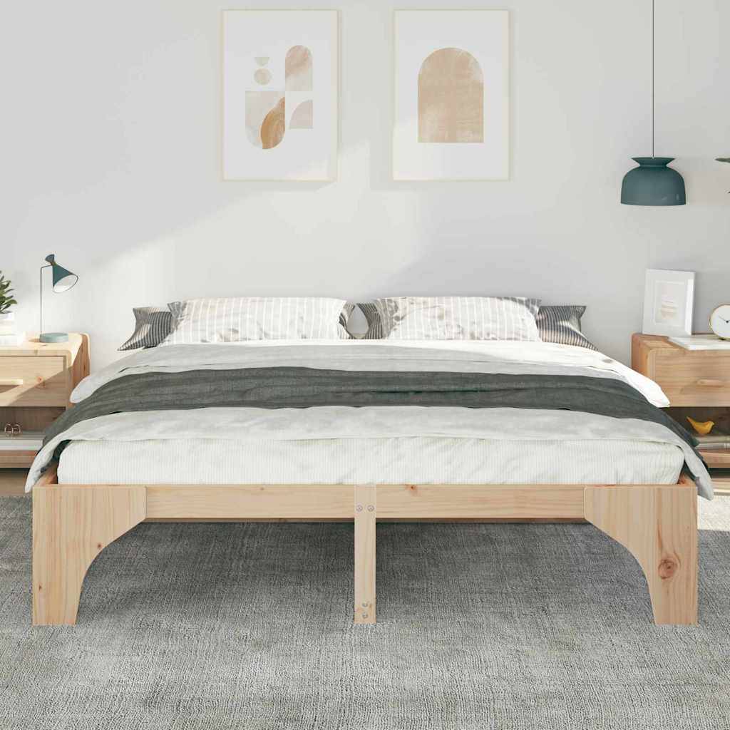 Ein minimalistisches Schlafzimmer zeigt ein Holzbett mit einer weiß-grauen Bettwäsche, flankiert von kleinen Nachttischen mit Lampen, unter abstrakten Kunstwerken.